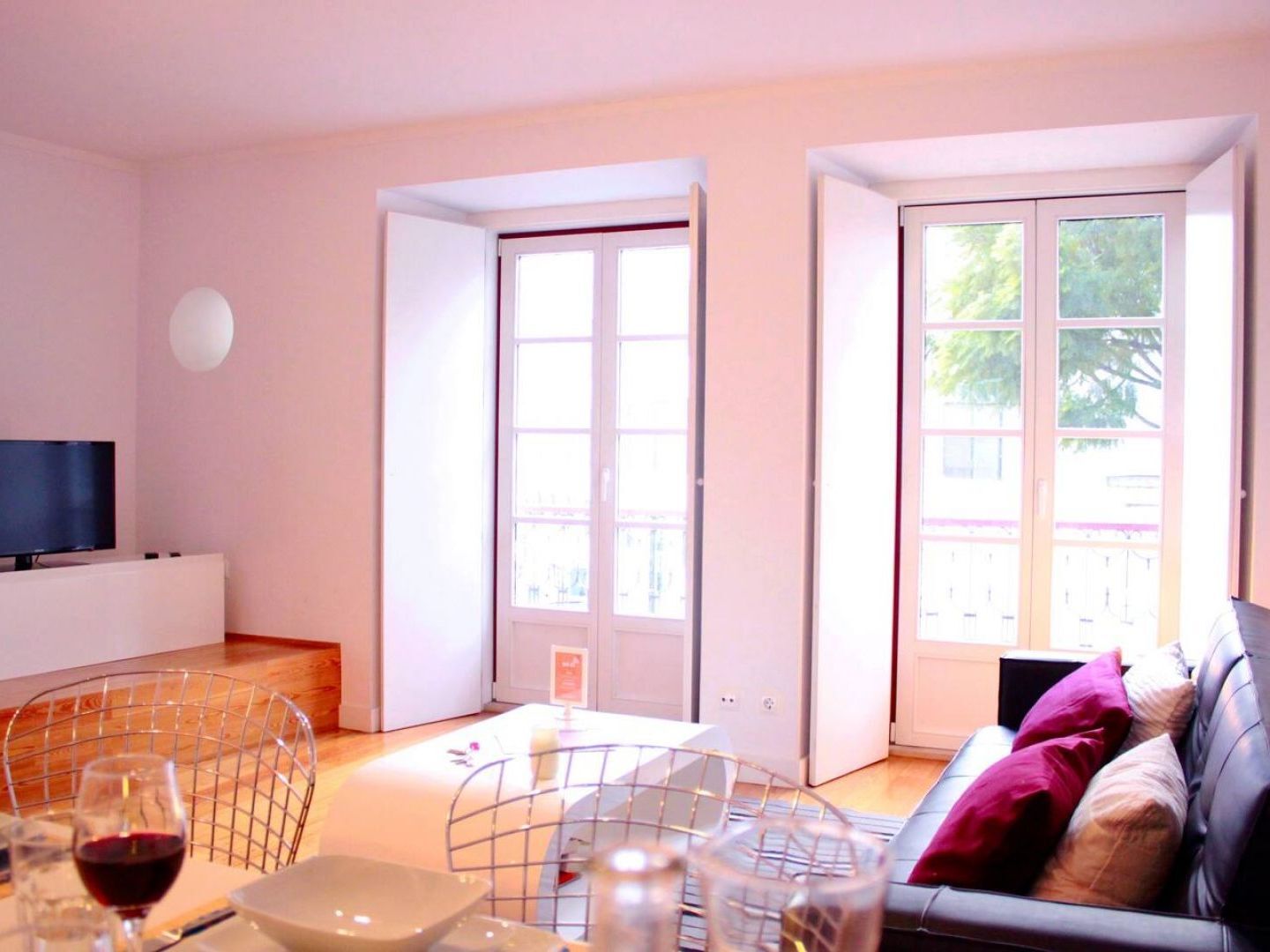 Joivy Modern 1-Bed Apt With Terrace, Moments From Sao Bento Palace Lisbon Exterior photo